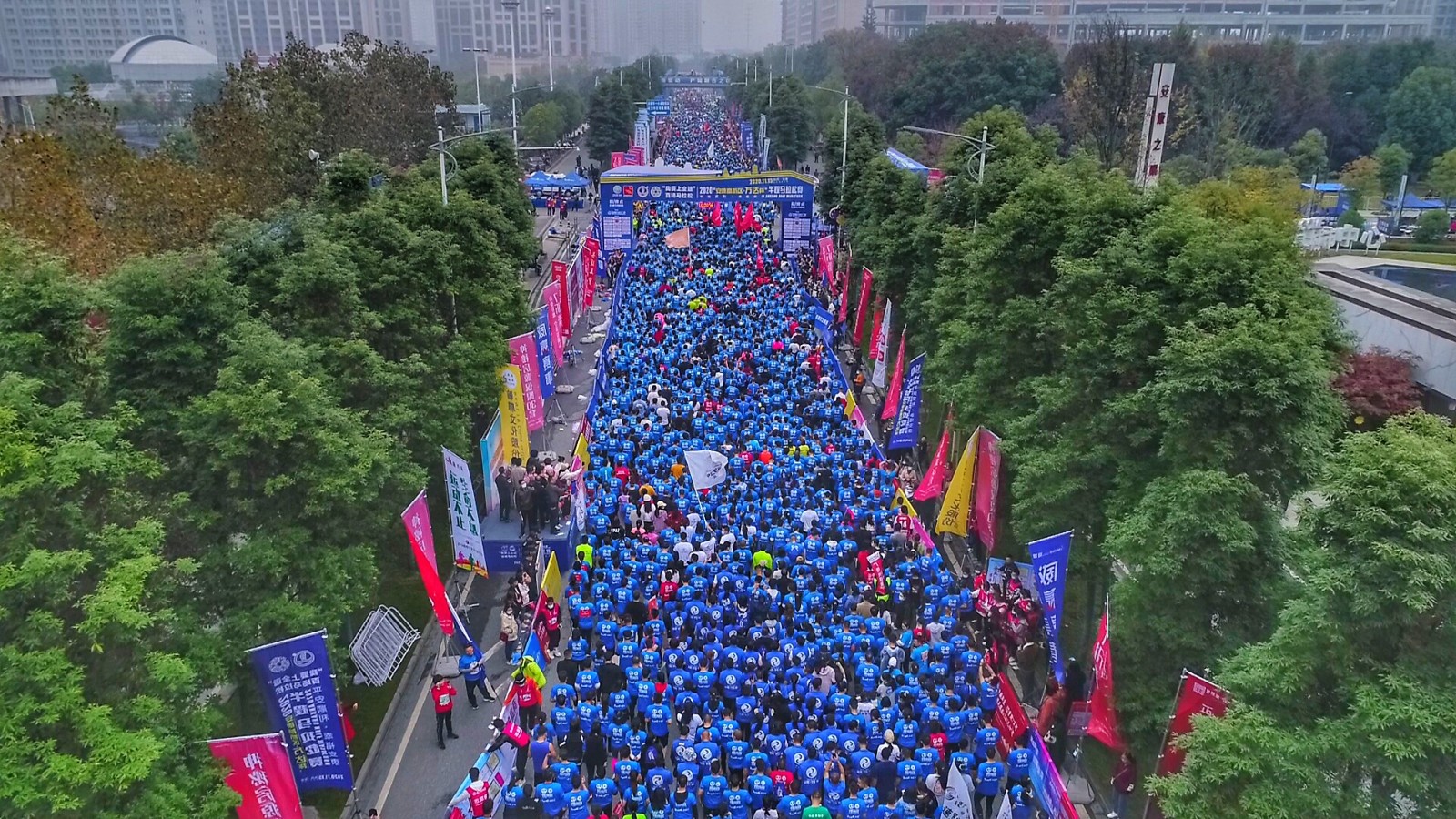 激情长马彰显担当｜长春消防防灭双线一汽红旗长春马拉松！(图1)