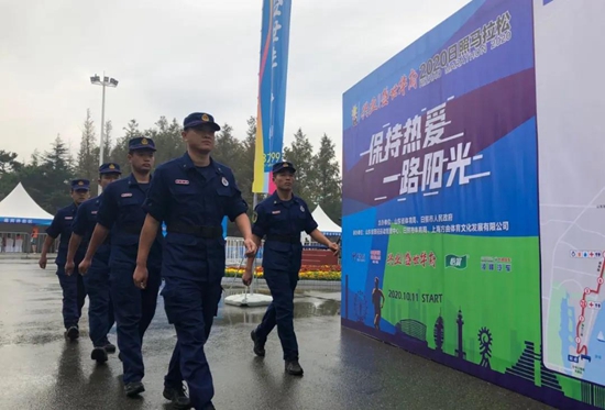 2026连岛杯铁人三项赛：警力护航平安逐梦(图1)